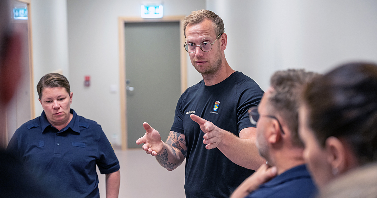 Instruktören Joakim Larsson förbereder gruppen med blivande kriminalvårdare inför dagens uppgift.