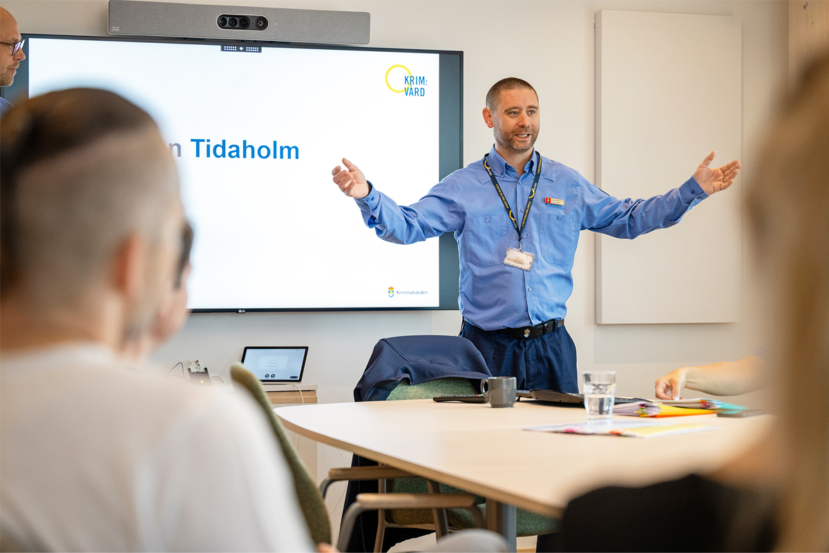 Handledaren Jonathan Dahlbäck välkomnar åtta personer som sökt jobb som kriminalvårdare till anstaltens informationsträff.