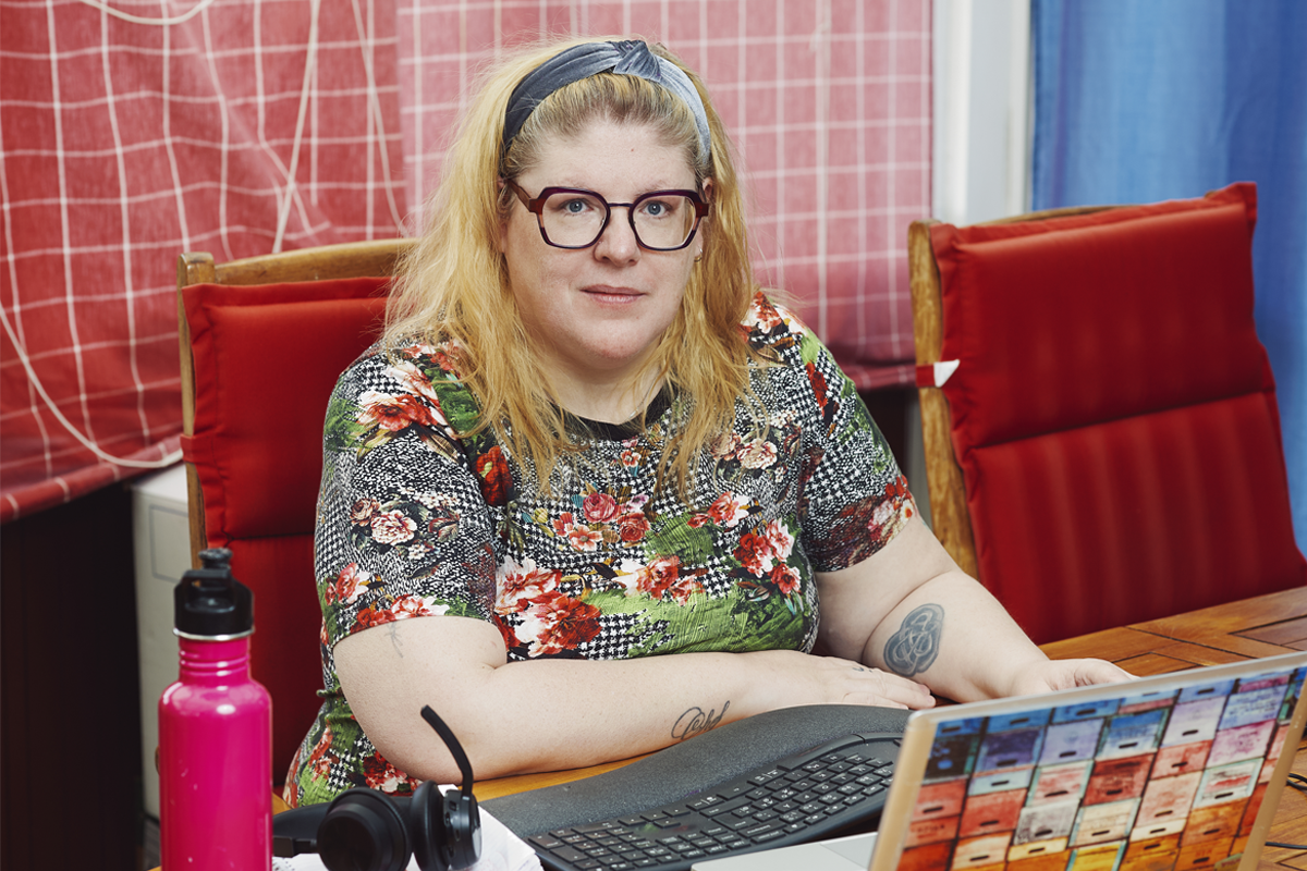 Försäkringskassans handläggare får lära sig metoder för att hantera olika typer av hot. Sianna Åsberg Chef var tvungen att lämna ett besked som utlöste ett självmordshot som hon tror var allvarligt menat. ”Jag var lite skakig efteråt”, säger hon.