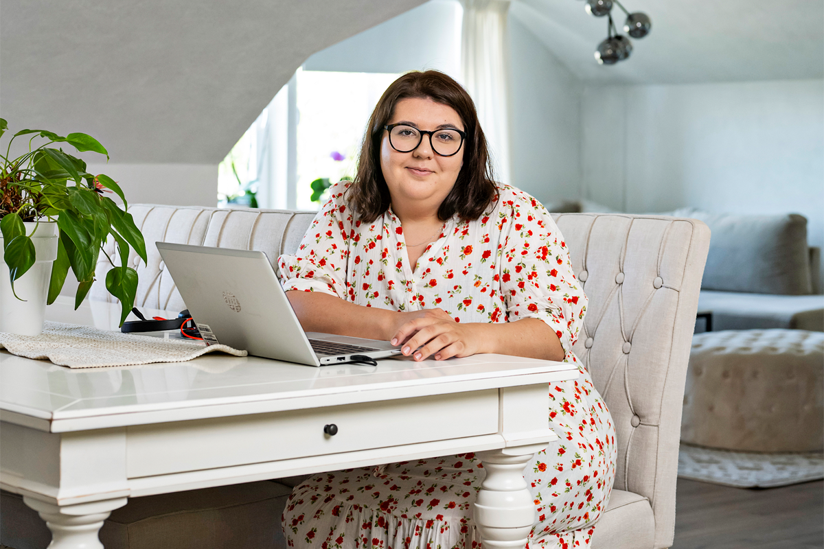 Utredaren Azra Glavas jobbar oftast själv vid datorn eller pratar i telefon. Då är arbetsmiljön hemma bättre än på det aktivitetsbaserade kontoret i centrala Göteborg, tycker hon.