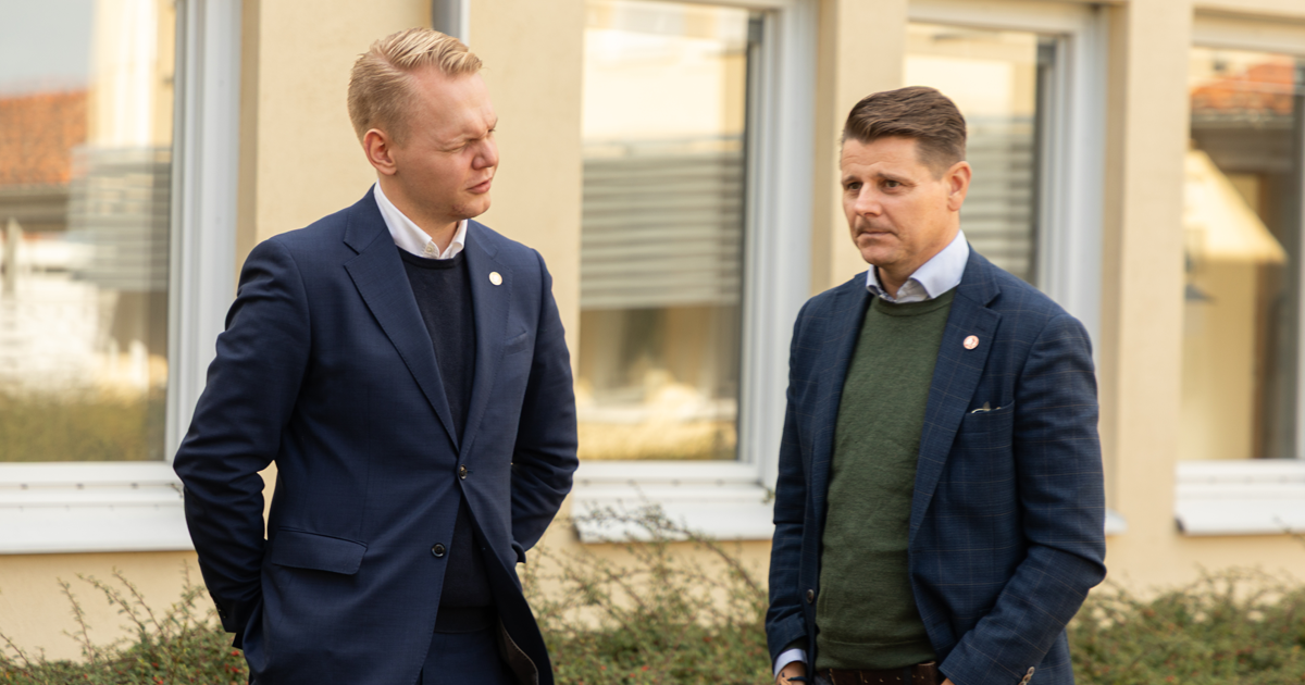 De socialdemokratiska riksdagsledamöterna Adrian Magnusson och Niklas Karlsson besökte Simrishamnskontoret några dagar efter nedläggningsbeskedet.
