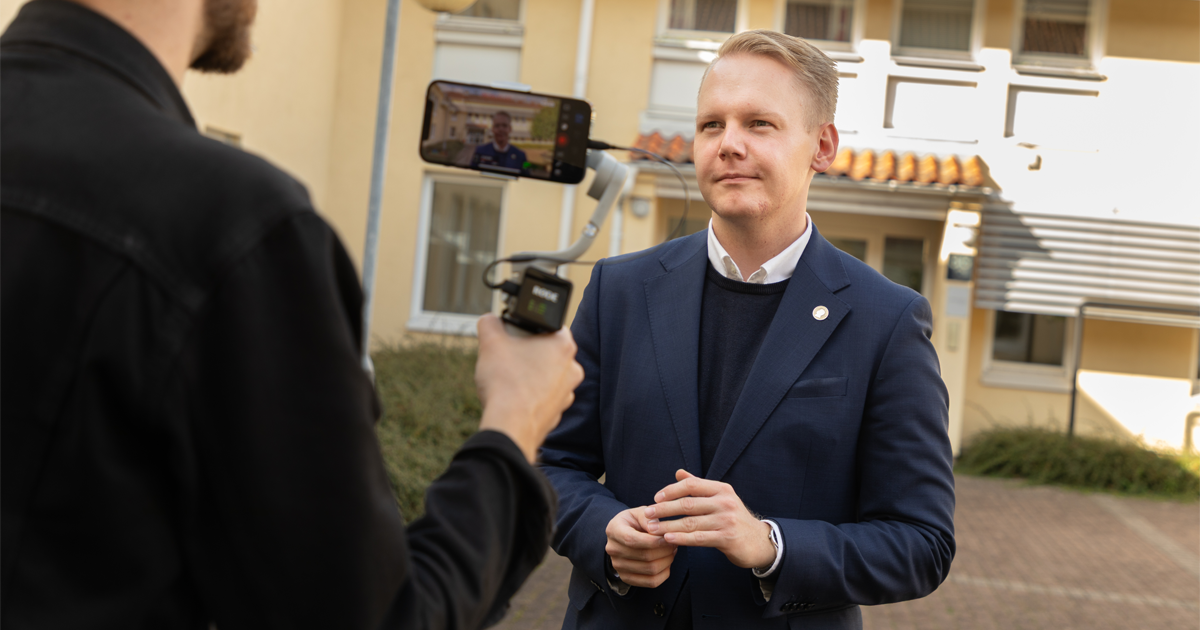 Adrian Magnusson, socialdemokratisk riksdagsledamot och anställd på skattekontoret i Simrishamn, intervjuades av SVT när han besökte kontoret.