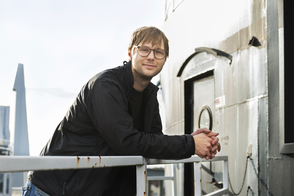 På frågan ”Vad kan du inte vara utan på jobbet?” svarar Johan Ottander: ”Ska jag välja en fysisk sak får det bli mina glasögon. Men jag behöver även mina kollegor och Sjöbasis, Kustbevakningens system som vi använder för sjöövervakning.”