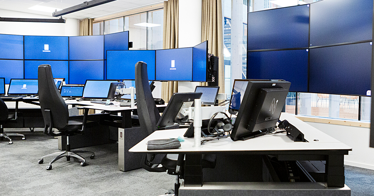 På ROC, Remote Operation Center, i Trafikverkets lokaler i Solna ska varje operatör kunna fjärrstyra flera fartyg via skärmarna, hoppas arbetsgivaren.
