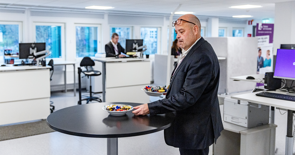 Peter Hjelm ställer fram godis till kunderna, som en avskedsgåva.