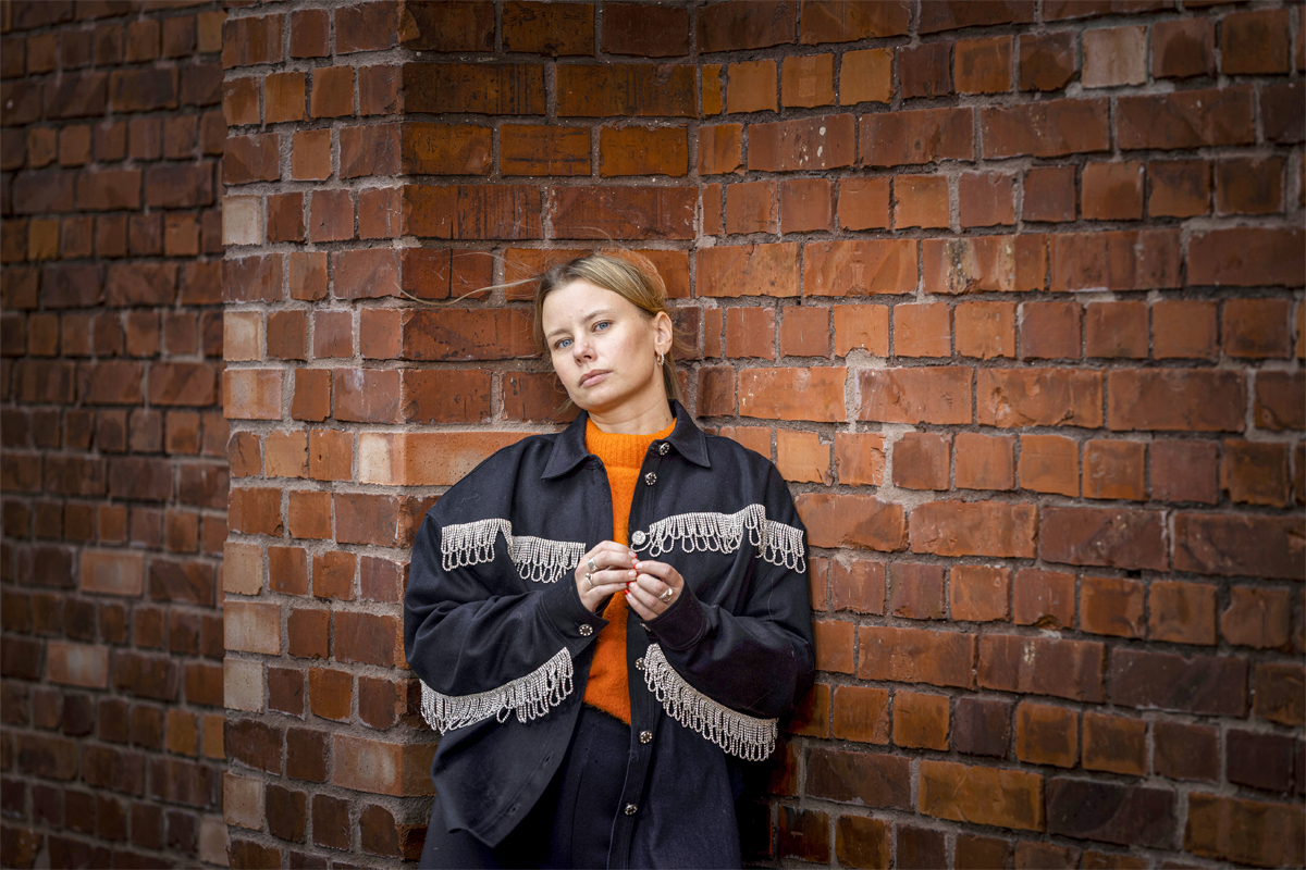 Amanda Jansson, som spelade Sara i polisdrama­serien ”Tunna blå linjen”, gestaltar Jana Kippo.