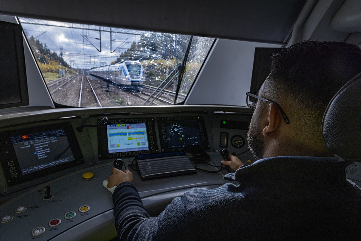 Lokföraren Mustafa Karimi har vant sig vid att köra pendeltåg utan tågvärd ombord. Han trivs med sitt jobb. ”Du är din egen chef, på ett sätt”, säger han.