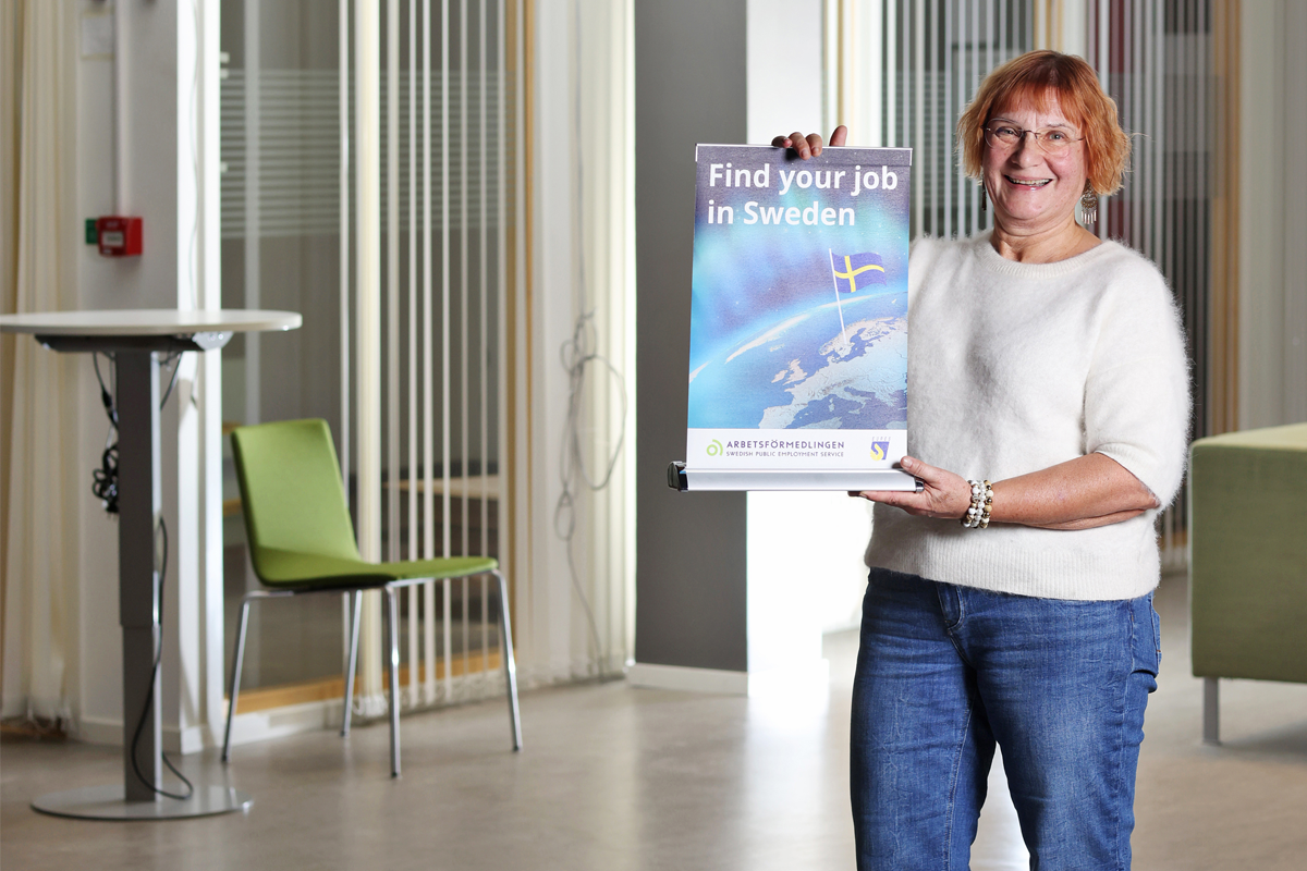 På frågan ”Vad kan du inte vara utan på jobbet?” svarar Annika Sund: ”Vår snygga bords-rollup med Arbetsförmedlingens och Eures loggor. Ett måste när vi är ute på event.”