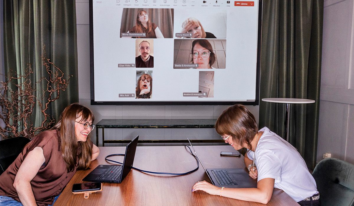 Utställningen lyfter fram vanliga arbetsmiljöproblem, som att bilden fryser under det digitala mötet.