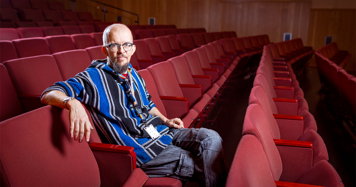 När Pär Moberg berättar om de konstnärliga hög­skolornas långa visstidsanställningar tycker folk att det låter ”helt bäng”, säger han.