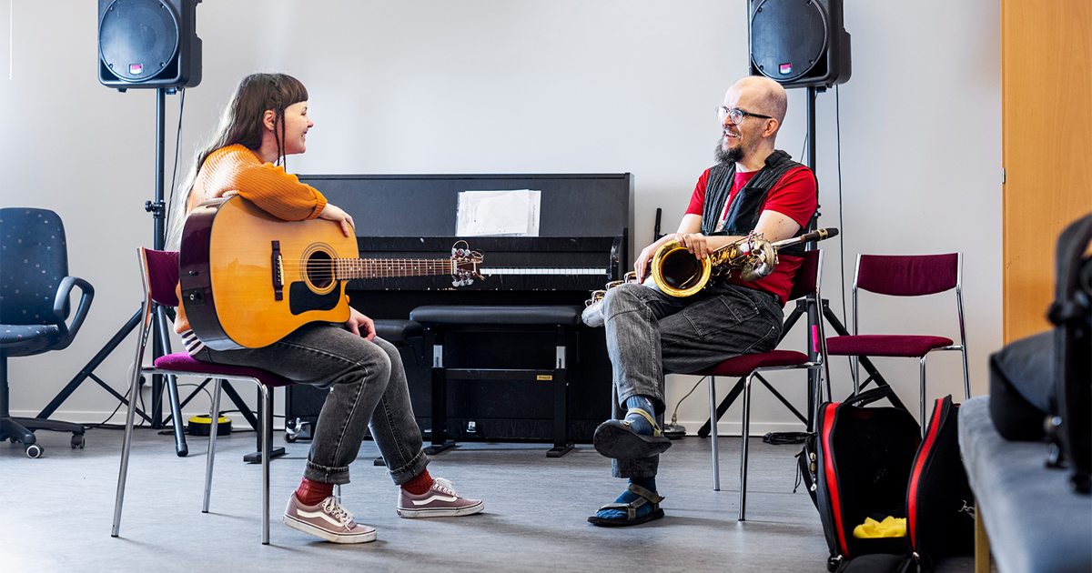 Pär Moberg är lektor, med saxofon som huvudinstrument, och även förtroendevald för ST.