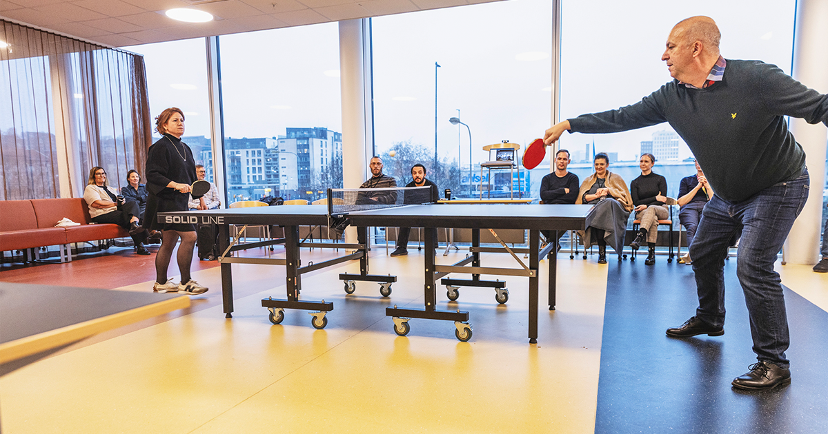 Matcherna i turneringen spelas under fikarasterna. Till höstens final flyttades pingisbordet till matsalen, med plats för större publik. 