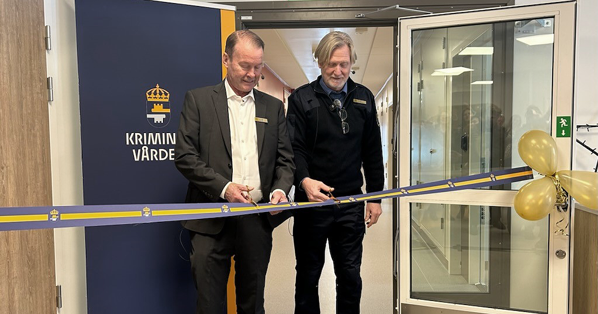 Kriminalvårdens regionchef Janne Wallin och kriminalvårdschef för anstalten Sörbyn Conny Dahl klipper invigningsbandet för det nya bostadshuset. Huset innebär 96 nya klientplatser.