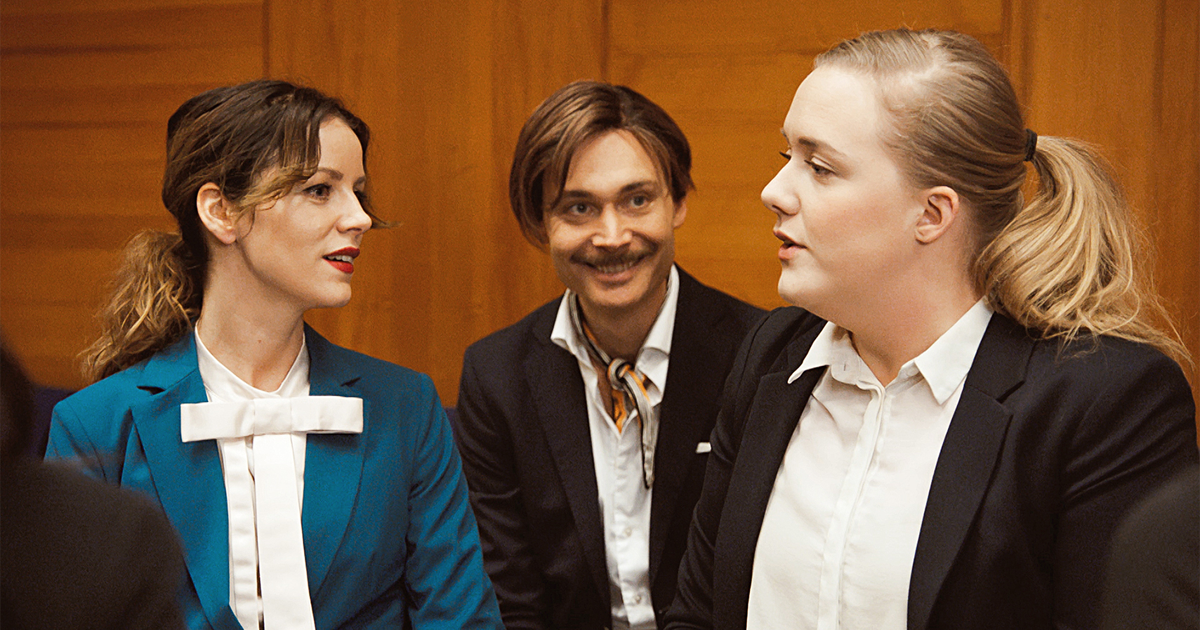 Marie Agerhäll är i serien handledare för de två ”dipparna”, spelade av Jesper Rönndahl och Moa Lundqvist, som praktiserar på UDs protokollenhet.