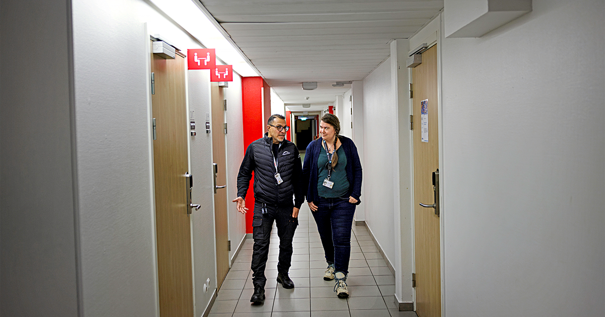 På återvändandecentret i Arlöv ligger handläggarnas kontor mittemot boenderummen för sökande som fått avslag. På väg genom korridorerna samtalar Atef Mounir med Anna Ahnlund, ordförande för ST inom ­Migrationsverkets sektion Syd. 