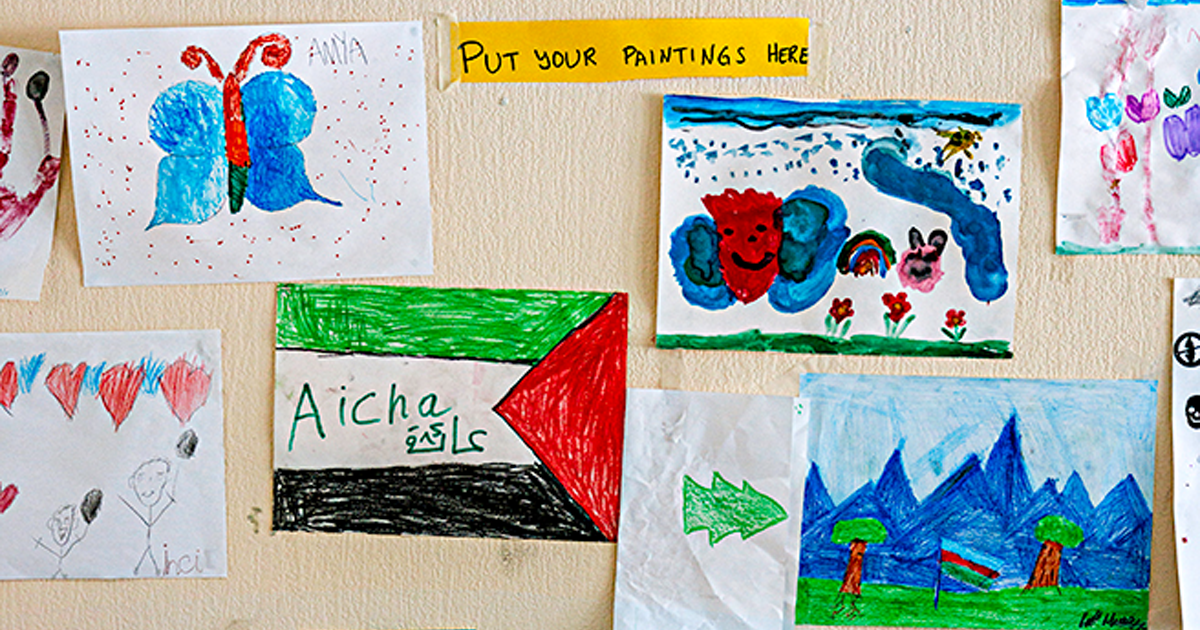 I aktivitetsrummet, där boende kan möta frivillig­organisationer, pryder barnteckningar väggarna.