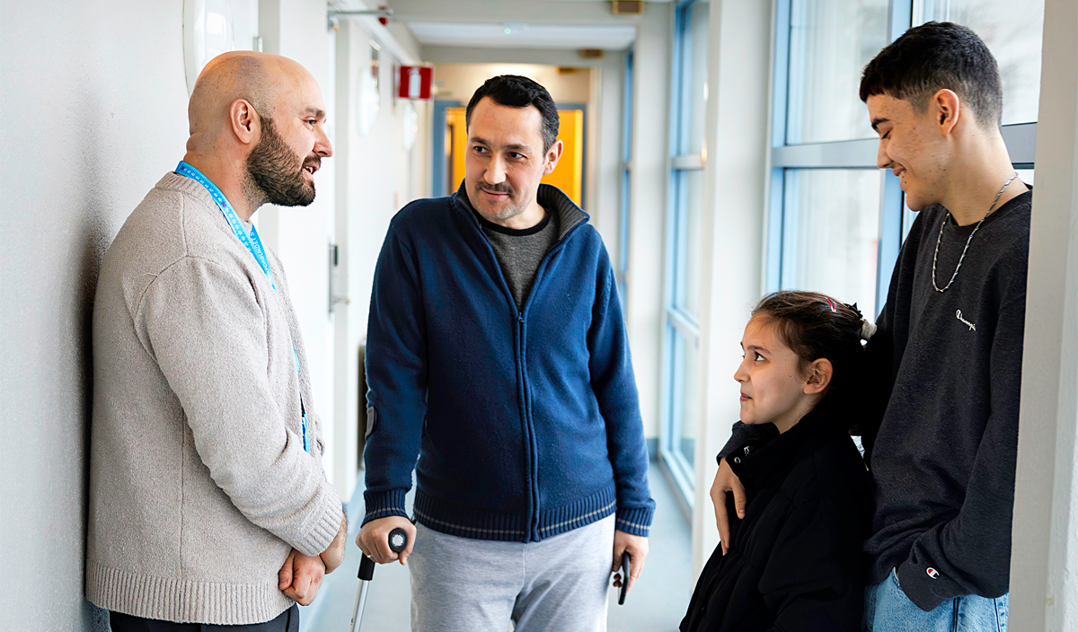 I dag kan asylsökande på boendet i Malmö  i princip komma och gå som de vill. Men  reglerna i EUs asylpakt innebär att vissa  grupper inte kommer att få lämna centren. Alban Muharremi och hans kollegor undrar hur upp­delningen ska fungera.