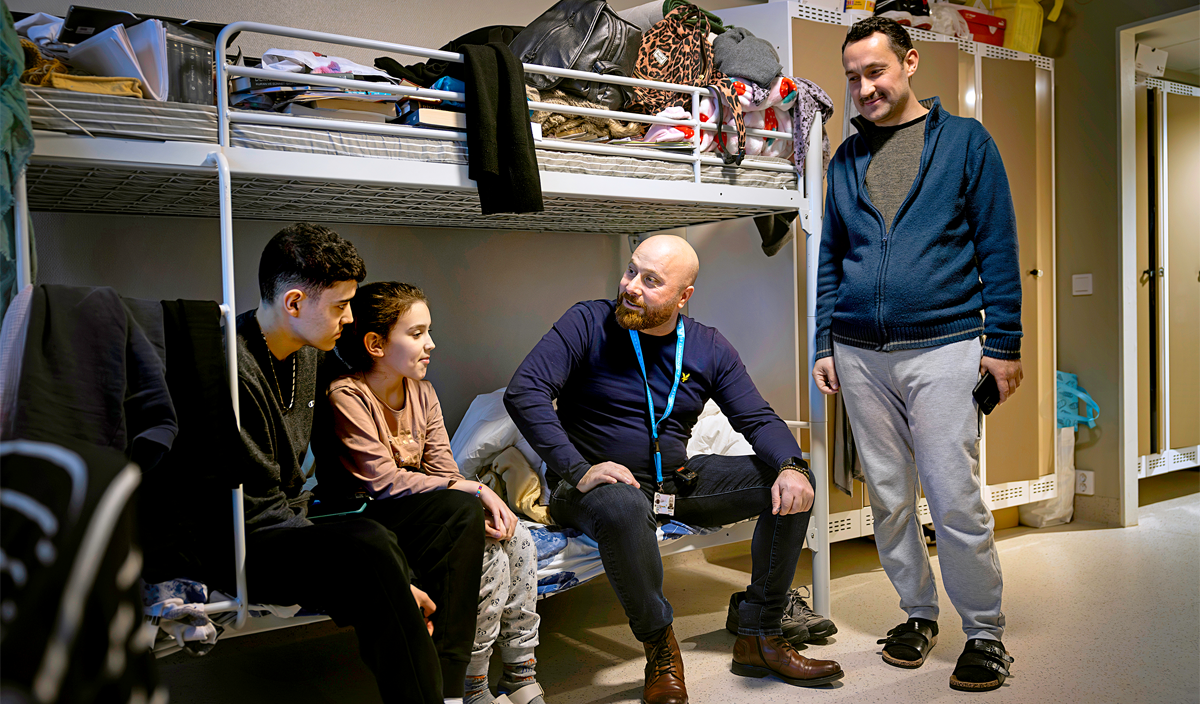 De tätare kontakterna med sökande ställer högre krav på Migrationsverkets anställda, menar assistenten  Yunus Korkmaz.