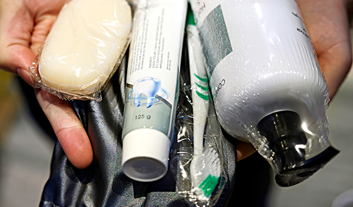 De boende på centret får ett litet kit med bland annat toalettartiklar.