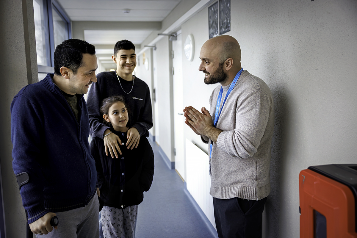 Handläggaren Alban Muharremi och hans kollegor jobbar numera ständigt i de asylsökandes hemmiljö. Den nya lagen innebär att alla asylsökande ska bo på Migrationsverkets kollektiva center genom hela processen. ”Det betyder både en mer långvarig och nära kontakt med de sökande”, säger Alban Muharremi.