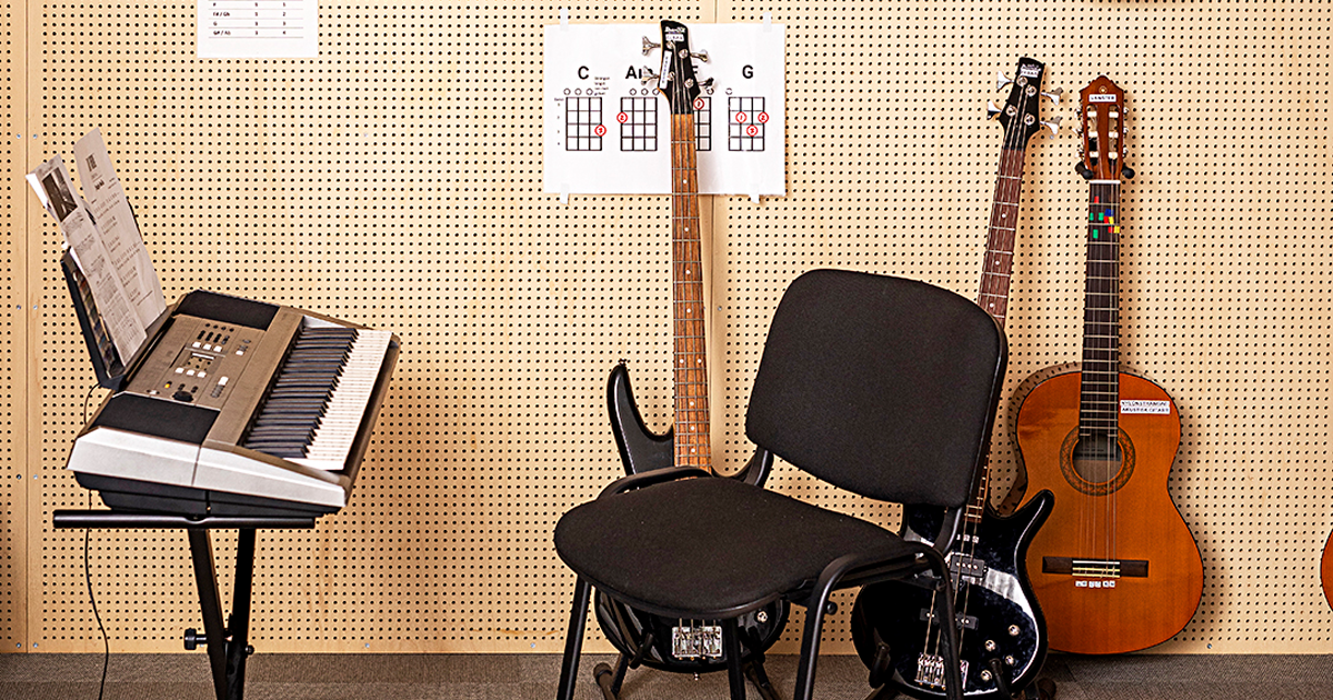 Det finns ett stort  musikrum med instrument och  produktionsutrustning, som är populärt bland  ungdomarna. Men de lämnas aldrig oövervakade.