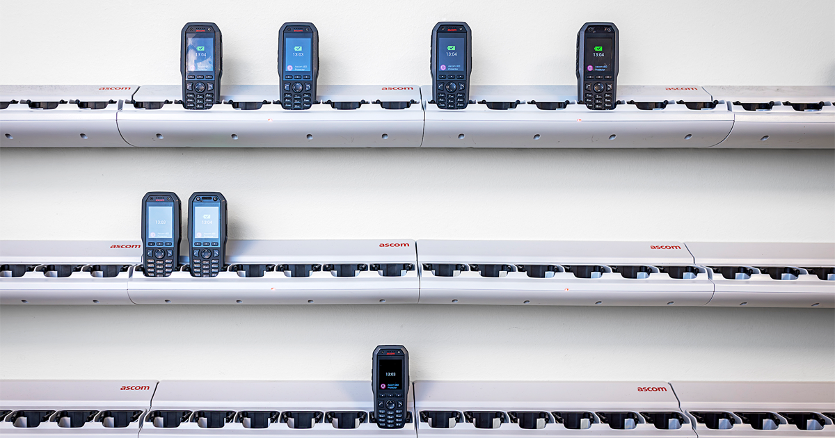 De anställda får inte ta in sina egna mobiltelefoner på avdelningarna på grund av säkerhetsrisken. I stället har de speciella telefoner med larmknappar som ska användas vid incidenter.