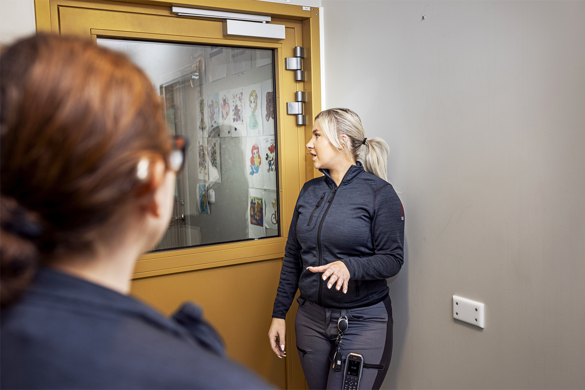 Wilma Berglund trivs i sin roll som  behandlingsassistent, men om de schema­förändringar arbetsgivaren föreslagit blir  verklighet är hon tveksam till att fortsätta.