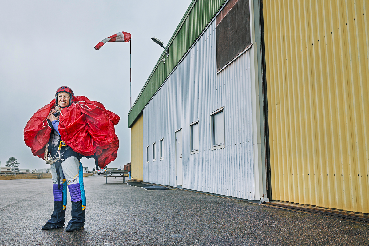 ”Det här är det närmaste du kommer att flyga som en fågel”, säger servicehandläggaren Liselott Forsman, som förälskade sig i fallskärmshoppning redan första gången hon prövade. 