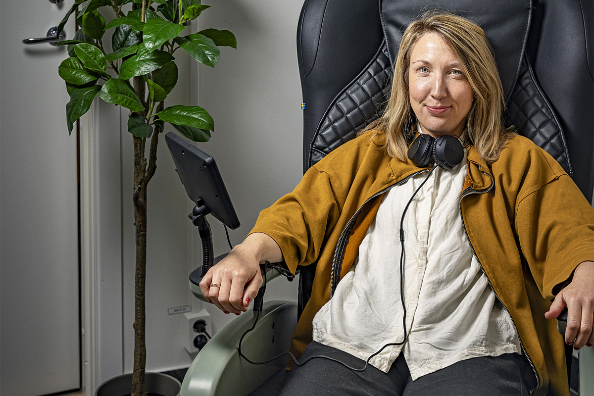 På frågan ”Vad kan du inte vara utan på jobbet?” svarar Sara Hugosson: ”Vi har ett litet relaxrum med en massagestol – den är jätteskön. Jag tror att det är bra att ta en liten paus då och då när det är hektiska perioder.”