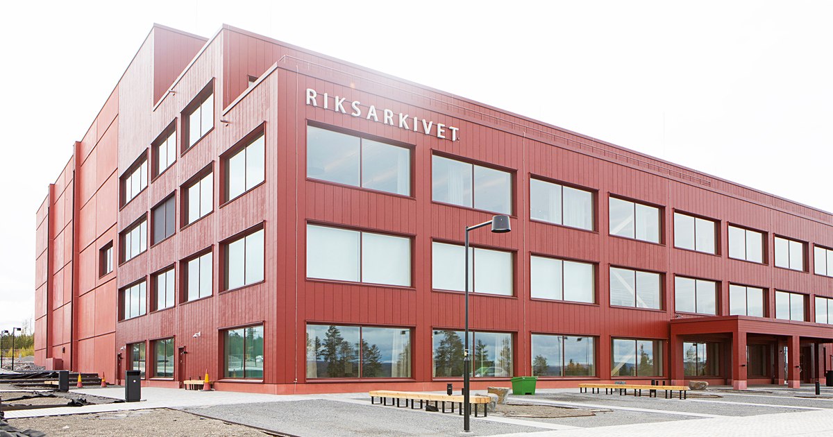 Huskroppen består av två delar: den främre innehåller kontor och administration, den ­bakre själva arkivet. Färgen på ­byggnadens betong är inspirerad av nordingrågranit – Ångermanlands landskapssten.