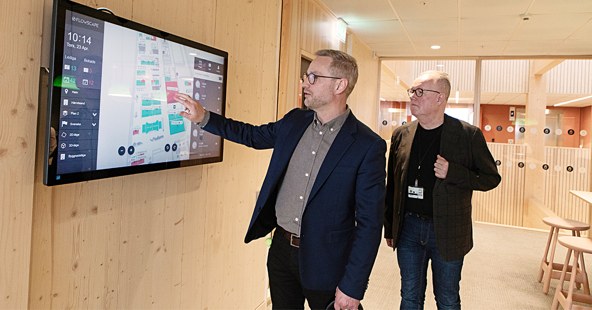 Vid ingången till kontoret går det att se vilka platser som är lediga. Totalt finns 68 platser, fler än de 53 anställda. Det ger flexibilitet, konstaterar Tobias Nordling, närmast tavlan.
