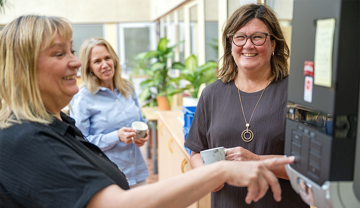 Två gånger om dagen är det gemensam fikarast på Vetlandakontoret. Här har Lena Johansson, Yaumarha Karlsson och Annica Filipsson Lönander samlats vid kaffemaskinen.